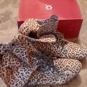 Size 8 Leopard fold down flats